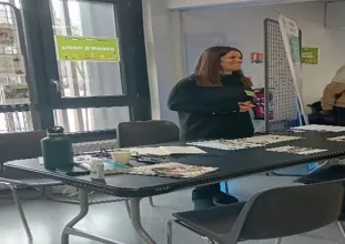 Collaboratrice animant le stand Coup d'Pouce92