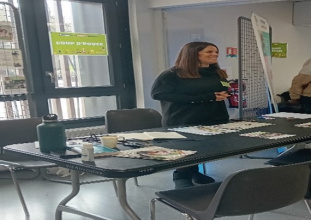 Collaboratrice animant le stand Coup d'Pouce92