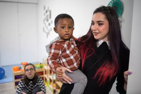 Un enfant et l'auxiliaire de puériculture du dispositif 