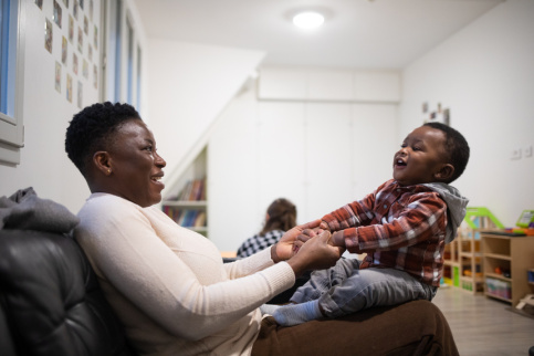 Un enfant qui joue avec sa maman