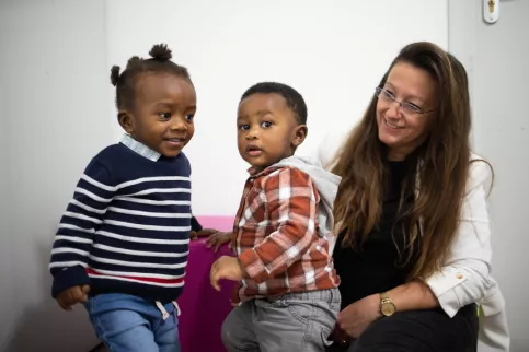 La directrice des dispositifs joue avec deux enfants