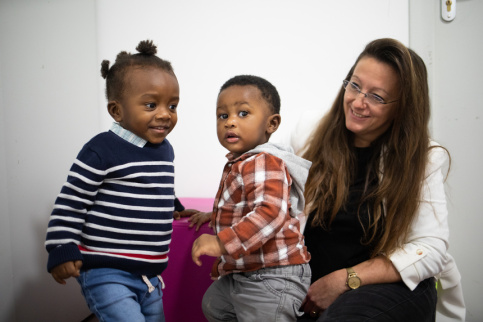 La directrice des dispositifs joue avec deux enfants