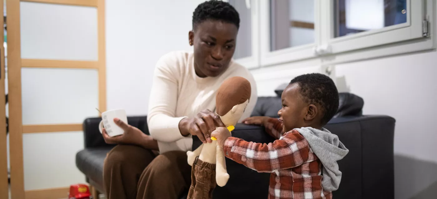 Un jeune enfant du dispositif joue avec sa maman
