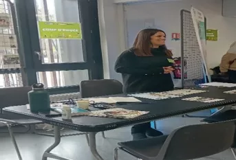 Collaboratrice animant le stand Coup d'Pouce92