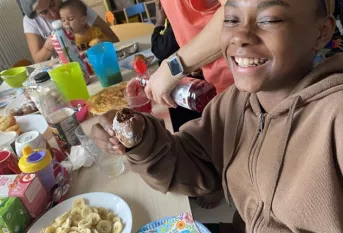 Jeune souriante au goûter festif