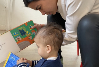 Maman lisant un livre à son enfant
