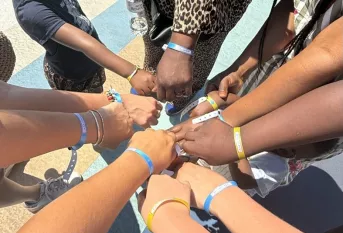 Les mains des enfants qui représentent la solidarité à la Rochelle