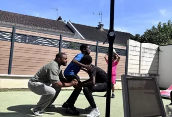 Les enfants jouent au rugby dans le jardin 