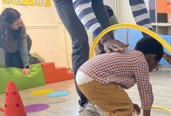 un enfant passe dans un cerceau  
