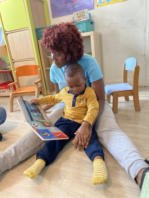 Maman 2 lisant un livre à son enfant