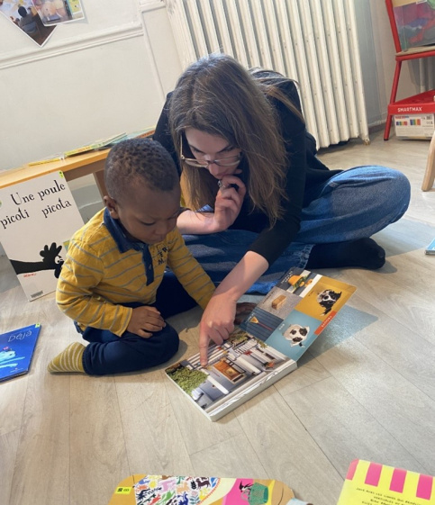 Educ lisant un livre à un enfant