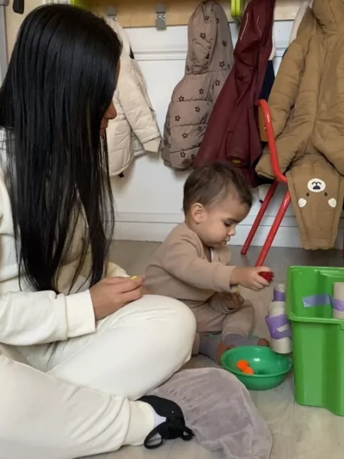 une maman avec son enfant jouent