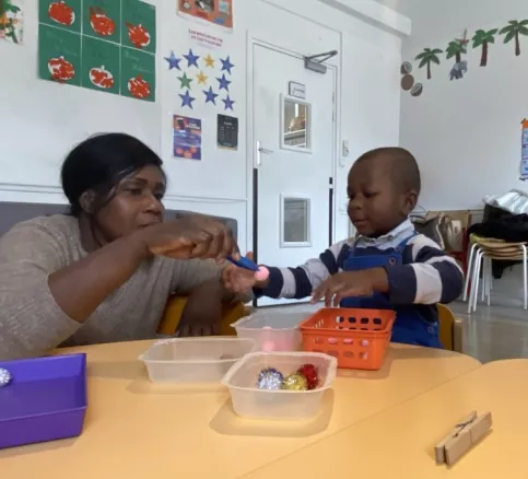 Une maman et son enfant participent à l'atelier