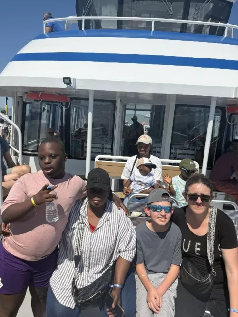 Enfants et parents sur le bateau