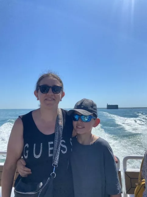 Maman et enfant sur le bateau