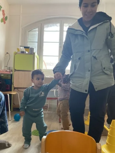 Une maman et son fils découvrent les ateliers proposés