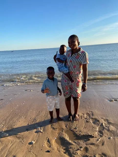 Une maman et ses fils à la plage