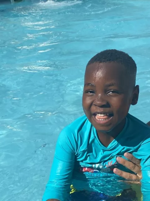 Un enfant qui s'amuse dans la piscine