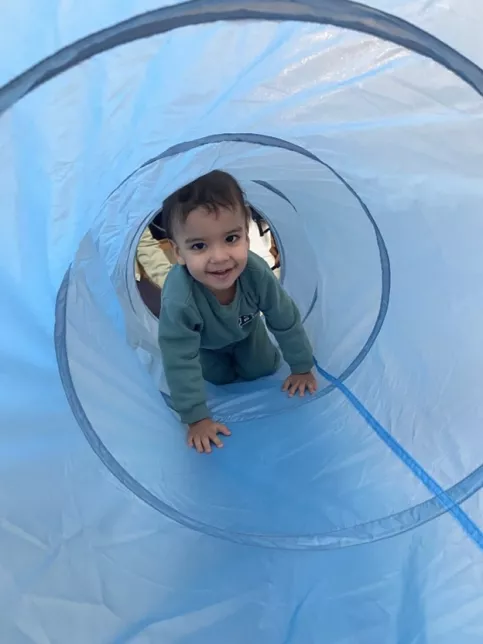 Enfant dans un jeu de motricité