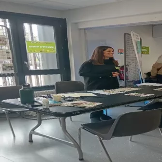 Collaboratrice animant le stand Coup d'Pouce92