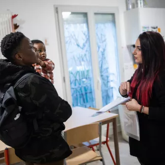 Une maman échange avec Laura, auxiliaire de puériculture.