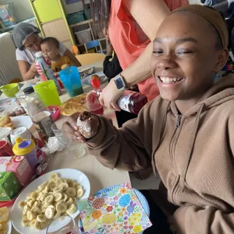 Jeune souriante au goûter festif