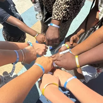 Les mains des enfants qui représentent la solidarité à la Rochelle