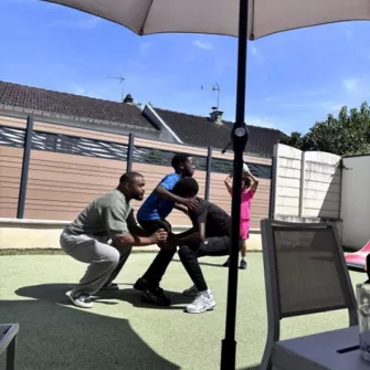 Les enfants jouent au rugby dans le jardin 