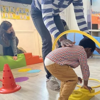 un enfant passe dans un cerceau  