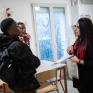 Une maman échange avec Laura, auxiliaire de puériculture.