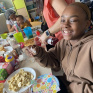Jeune souriante au goûter festif