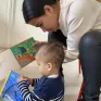 Maman lisant un livre à son enfant