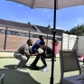 Les enfants jouent au rugby dans le jardin 