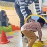 un enfant passe dans un cerceau  